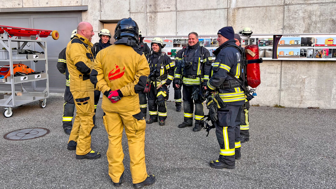 Feuerwehrausbilder besprechen eine Übung