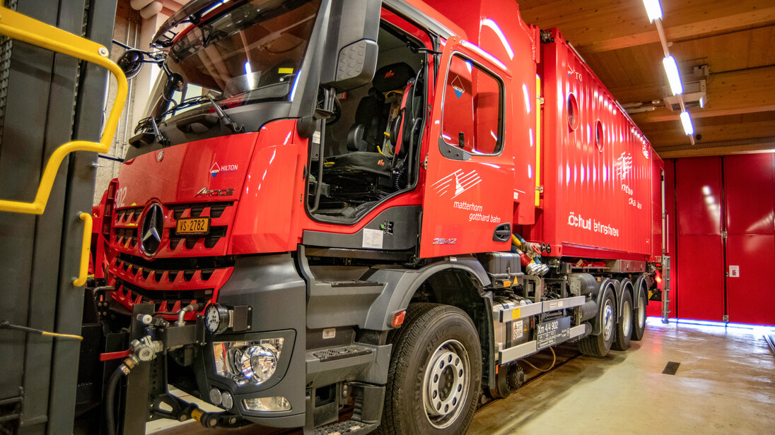 Zweiwegefahrzeug, das aussieht wie ein Lastwagen, jedoch Schiebetüren statt Flügeltüren hat.