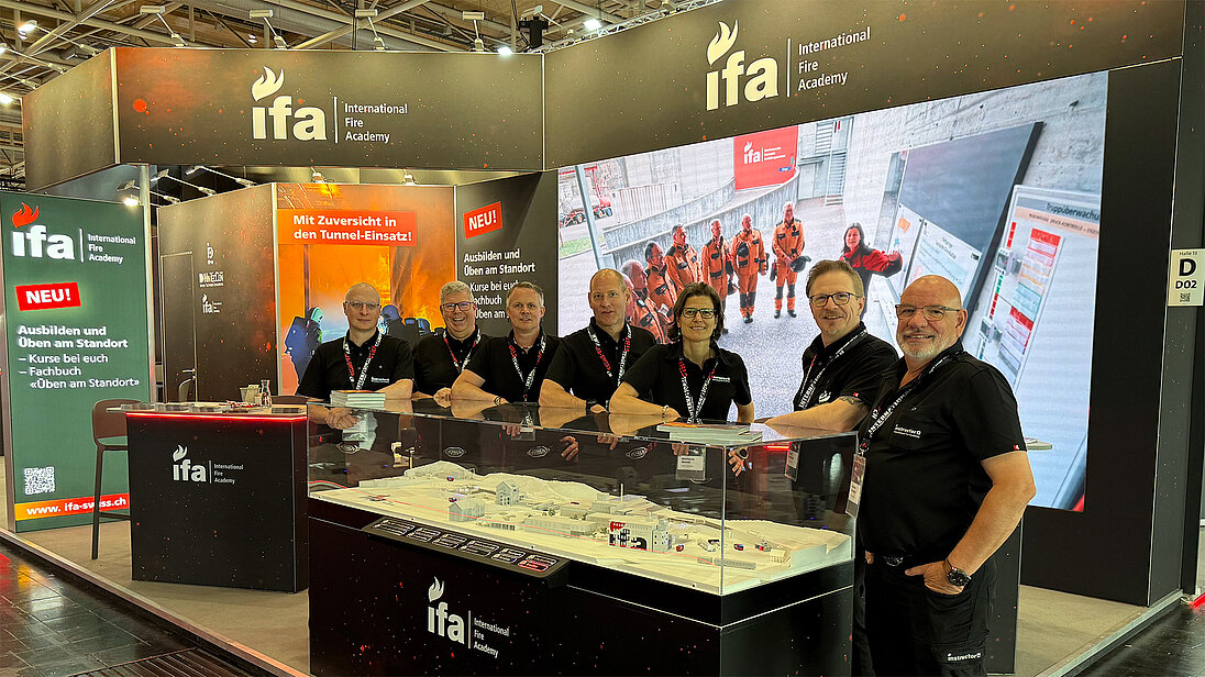 Interschutz-Team Team der International Fire Academy am Interschutz-Messestand