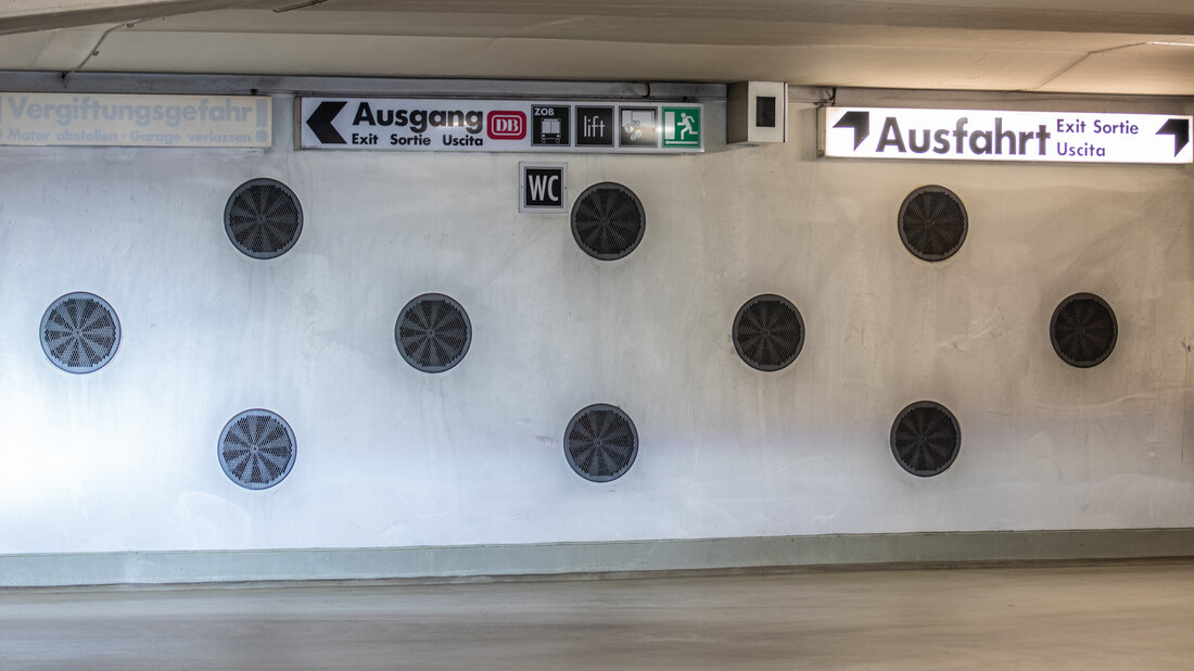 Tiefgarage mit Installationen Blick in einer Tiefgarage mit diversen Installationen an der Decke