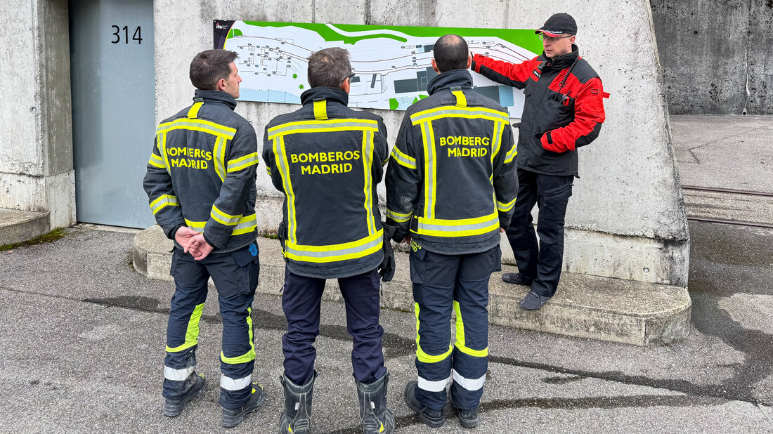 Besichtigung Balsthal Feuerwehrangehörige erhalten einen Überblick über die Übungstunnelanlagen