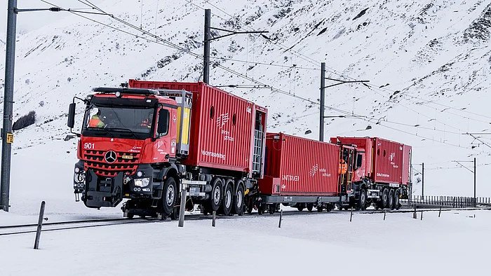 [Translate to French:] Die Tunnelrettungs-Komposition der Matterhorn Gotthard Bahn be-steht aus zwei Zweiwegefahrzeugen mit Überdruckbelüftung und einem schienengebundenen Sanitätswagen.