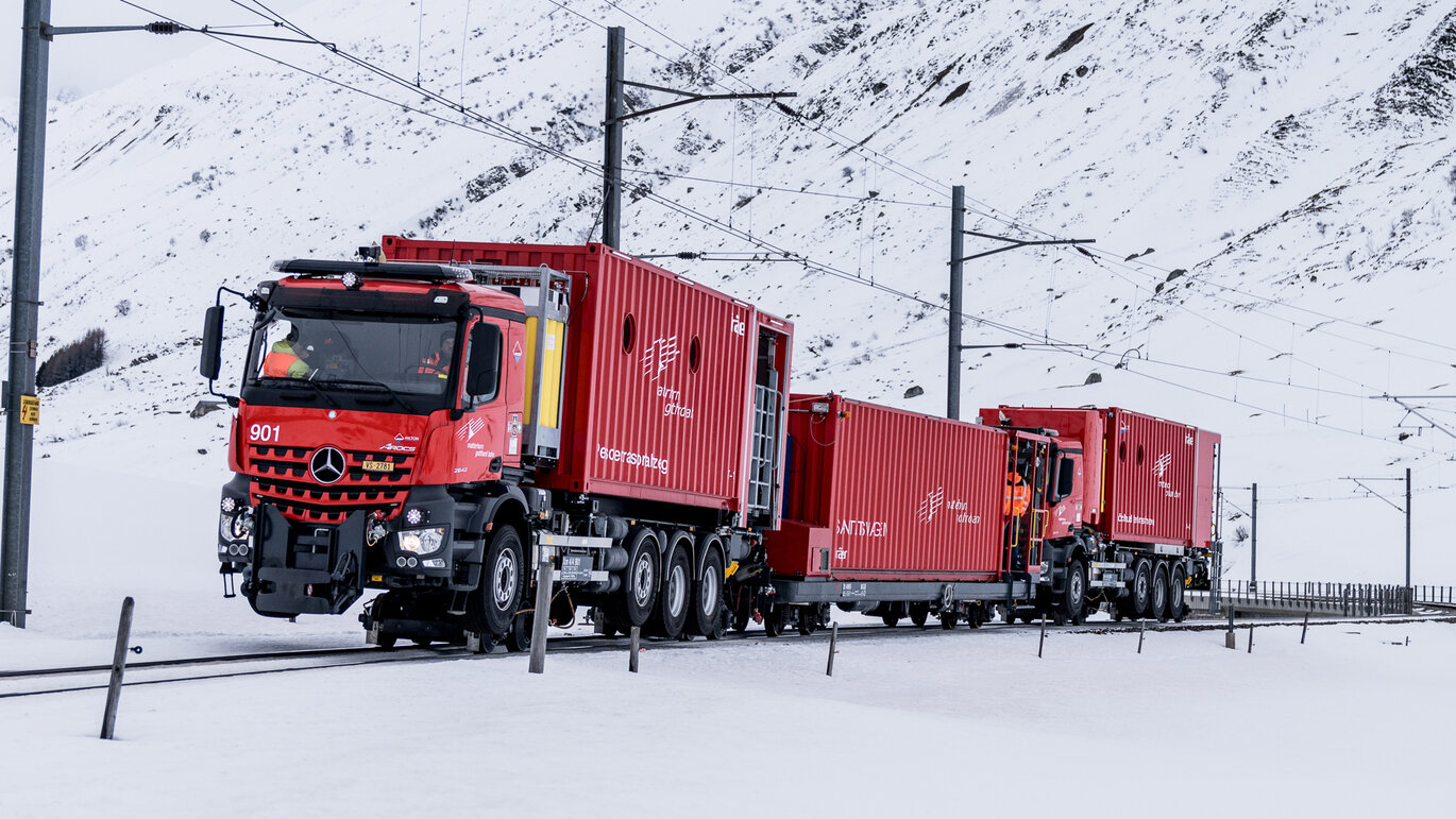 [Translate to English:] Die Tunnelrettungs-Komposition der Matterhorn Gotthard Bahn be-steht aus zwei Zweiwegefahrzeugen mit Überdruckbelüftung und einem schienengebundenen Sanitätswagen.