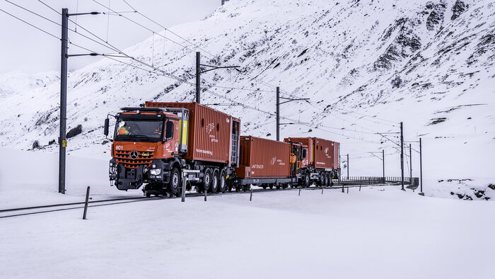 Die Tunnelrettungs-Komposition der Matterhorn Gotthard Bahn be-steht aus zwei Zweiwegefahrzeugen mit Überdruckbelüftung und einem schienengebundenen Sanitätswagen.