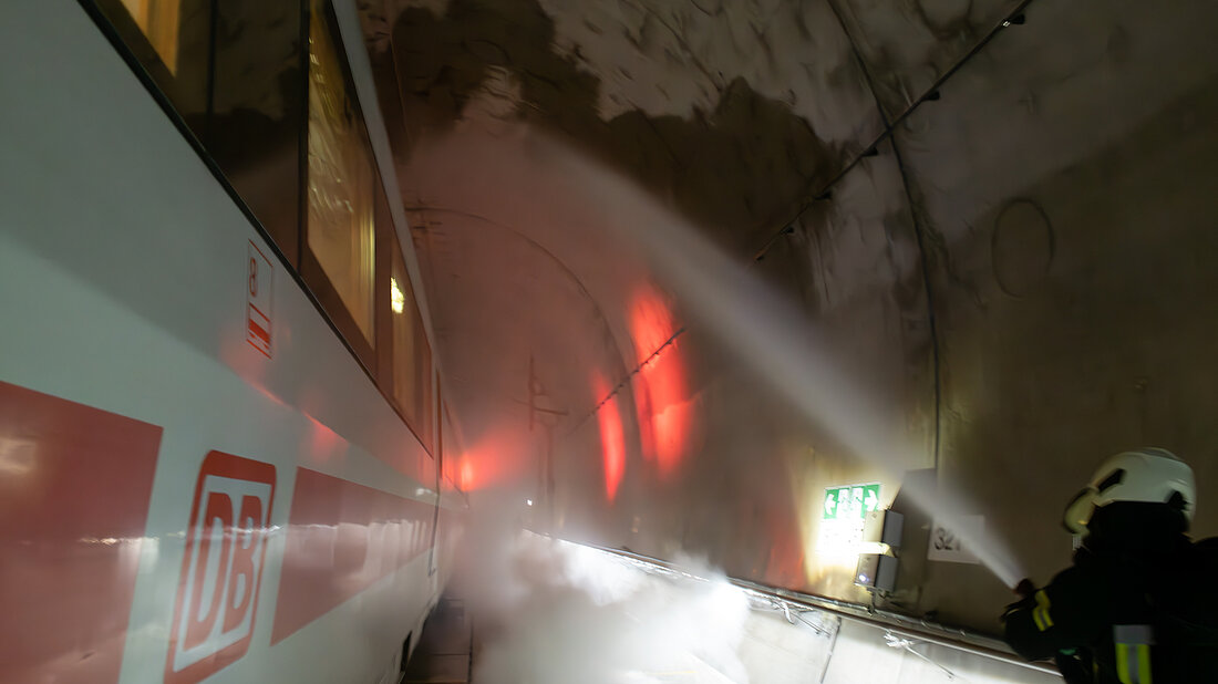 Übung im Bahntunnel Übung in einem Bahntunnel