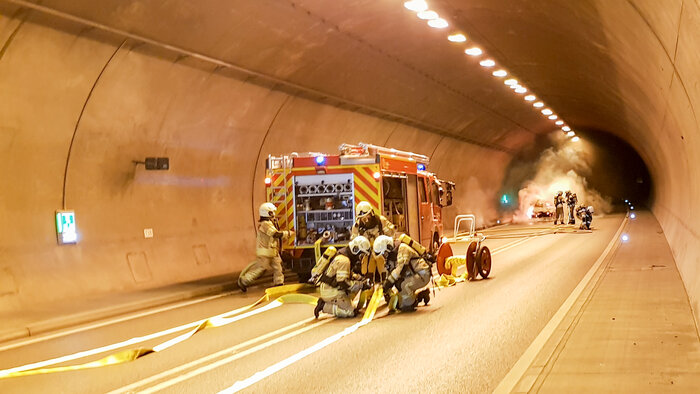 Feuerwehr-Einsatz bei einem Brand in einem Strassentunnel