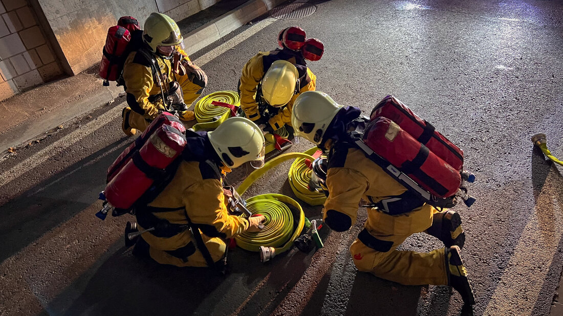 Vorbereitungen für das effiziente Verlegen der Schläuche im Tunnel