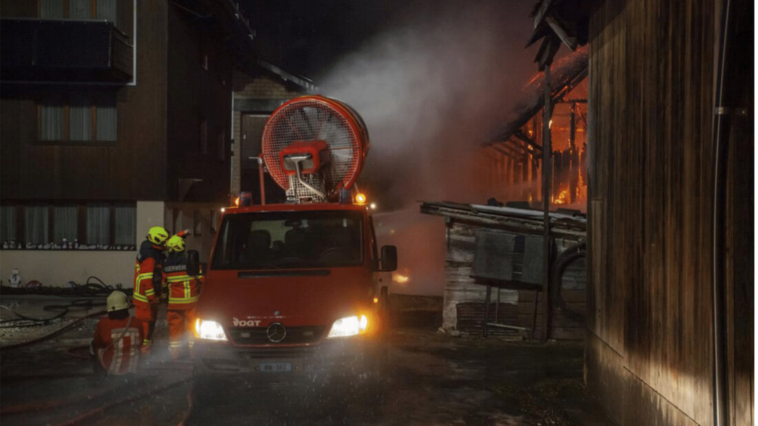 Einsatz eines mobilen Grossventilators zum Schutz eines Nachbargebäudes bei einem Brand