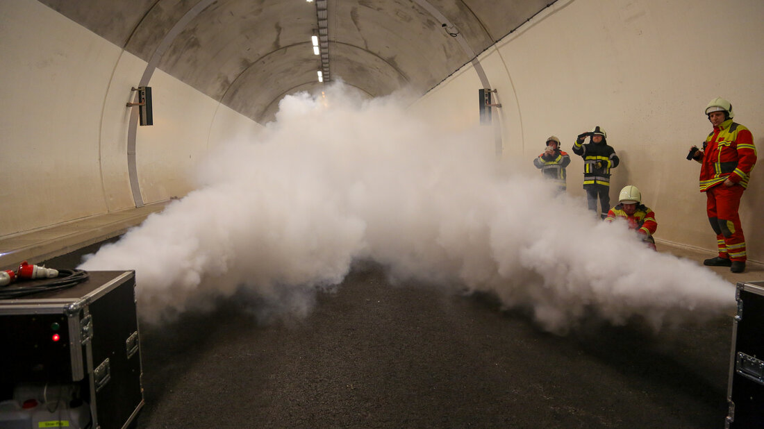 Des sapeurs-pompiers procèdent à des tests avec des machines à fu-mée dans le tunnel de Grouft