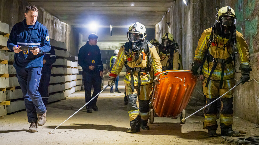 Feuerwehrmänner auf dem Weg zu einem Experiment in einem Tunnel. © David Baatzsch