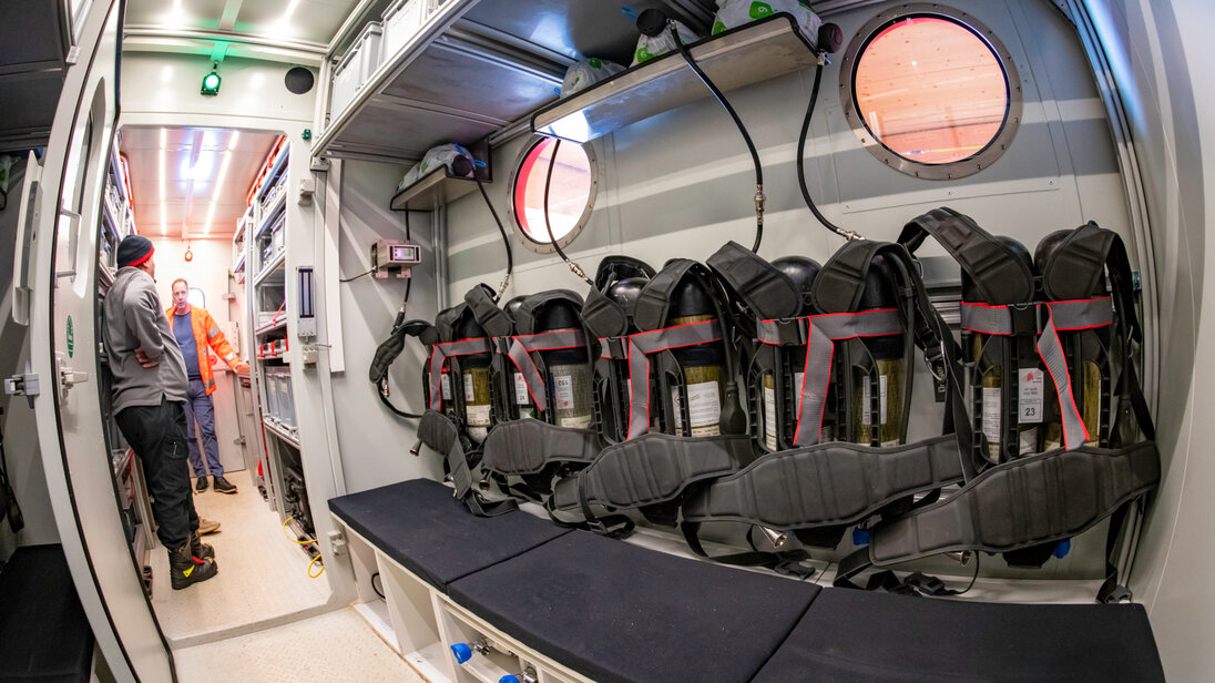 Ein Raum im Lösch- und Rettungsfahrzeug mit Atemschutzgeräten.