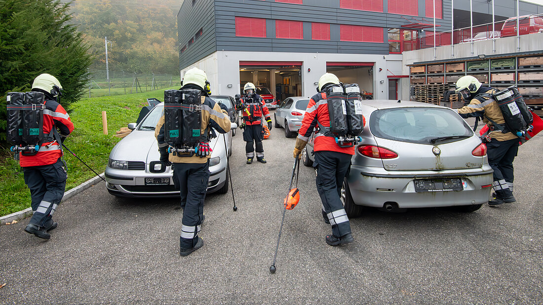 Handhabung Ausrüstung Feuerwehrangehörige testen die Handhabung der Ausrüstung unter Atemschutz