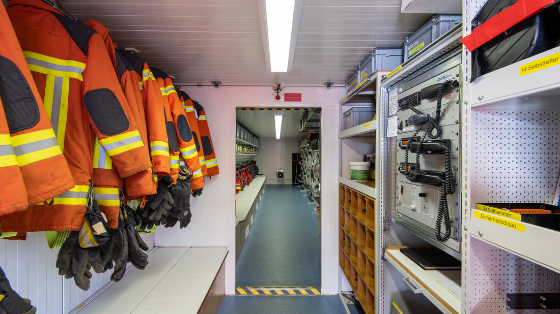 A rescue vehicle of a fire and rescue train. In the foreground is the airlock room, behind it is the secured space.