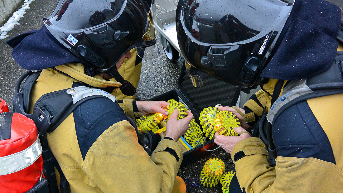 Balises lumineuses de marquage. Des pompiers activent des feux de balisage pour un exercice d'incendie dans un tunnel