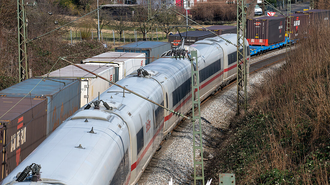 Bahnunternehmen Güter- und Personenzug auf Gleisanlagen eines Infrastrukturbetreibers
