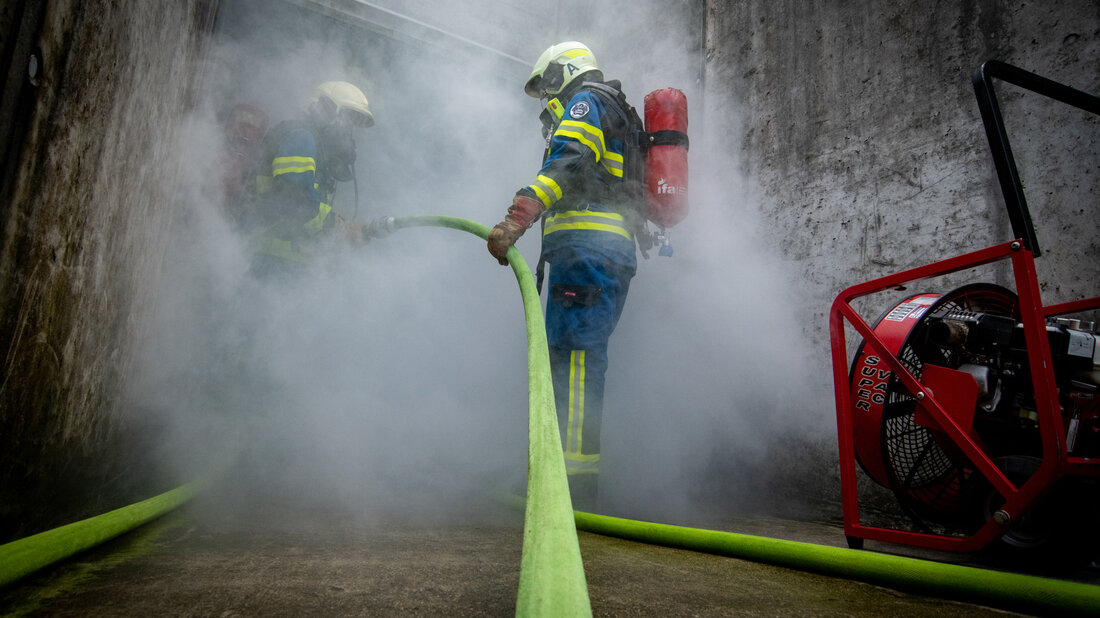 Des sapeurs-pompiers dans de la fumée d’exercice