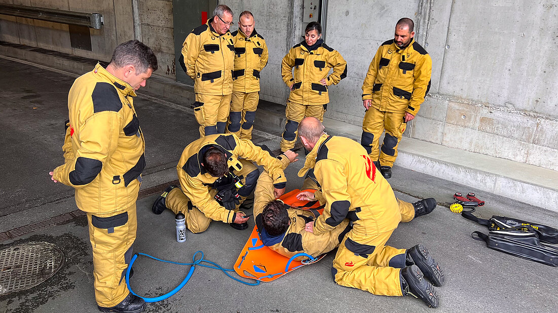 Feuerwehrangehörige üben den Einsatz eines Rettungsmittels