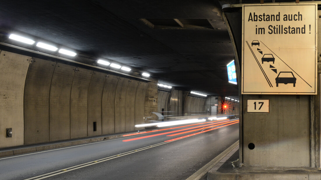 Abstand-Hinweis im Gotthard-Tunnel