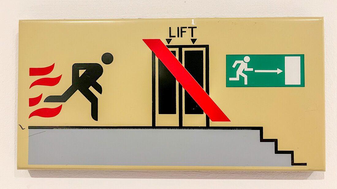 Hinweisschild zur Aufzugnutzung Hinweisschild zur Aufzugnutzung