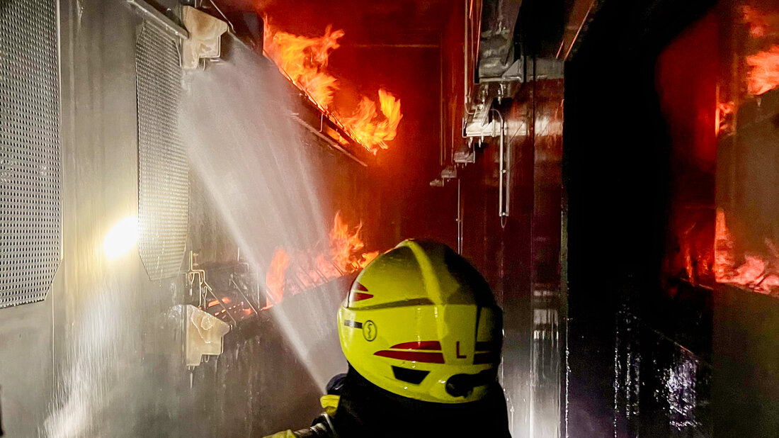 Foyer d’incendie à feu réel dans le tunnel ferroviaire Foyer d’incendie à feu réel: sapeurs-pompiers lors d’une attaque d’extinction dans le tunnel ferroviaire d’entraînement