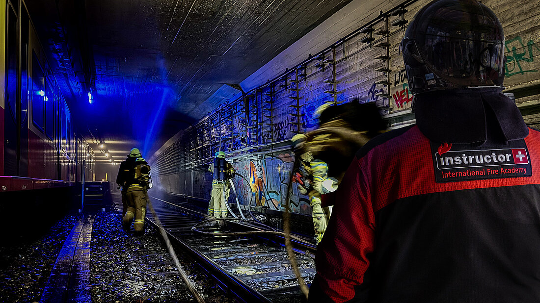 Üben am Standort 2 Ein Instruktor der International Fire Academy begleitet das Üben eines Löschangriffs im Tunnel