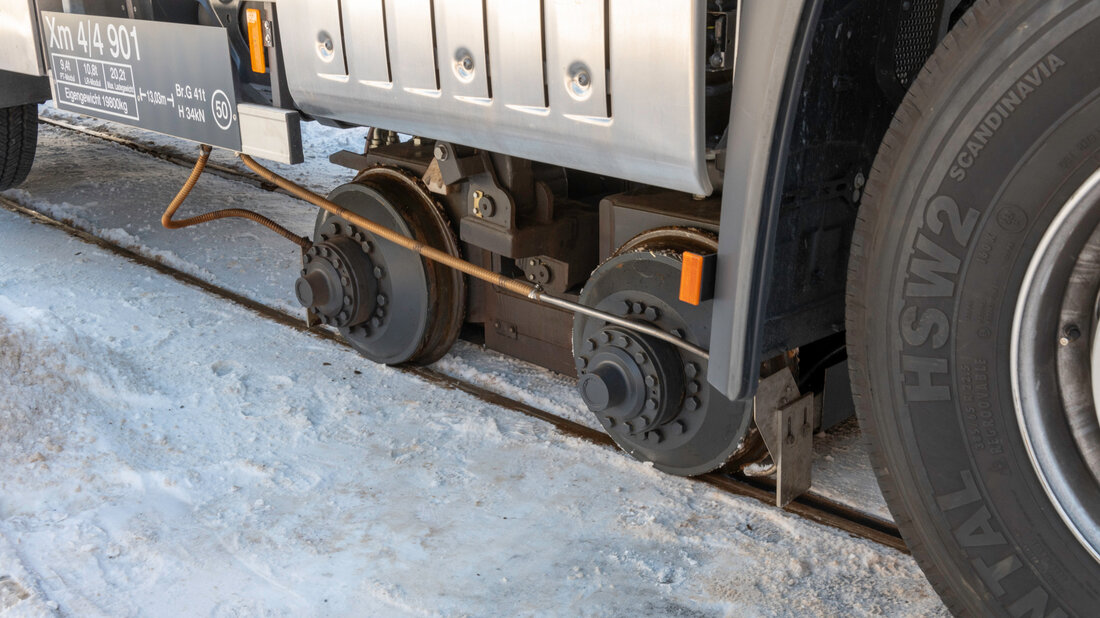 Picture of the rail wheelset of the fire and rescue vehicle