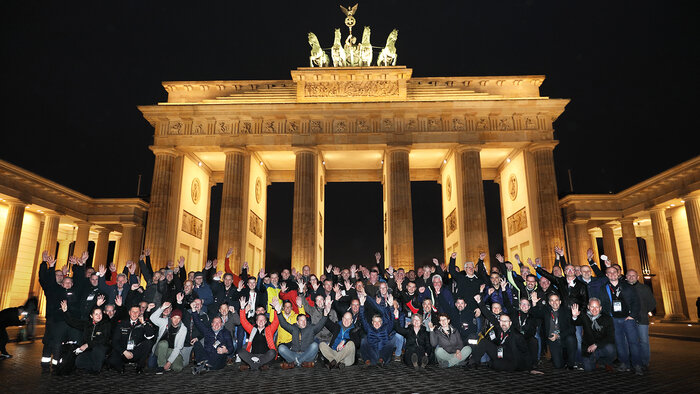 Gruppenbild der Teilnehmer des 8. Kommandanten-Forums vor dem Brandenburger Tor in Berlin