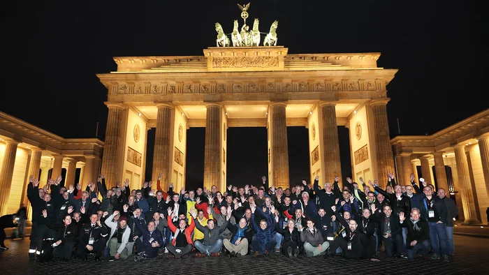 Photo de groupe des participants au 8e Forum des commandants devant la porte de Brandebourg à Berlin