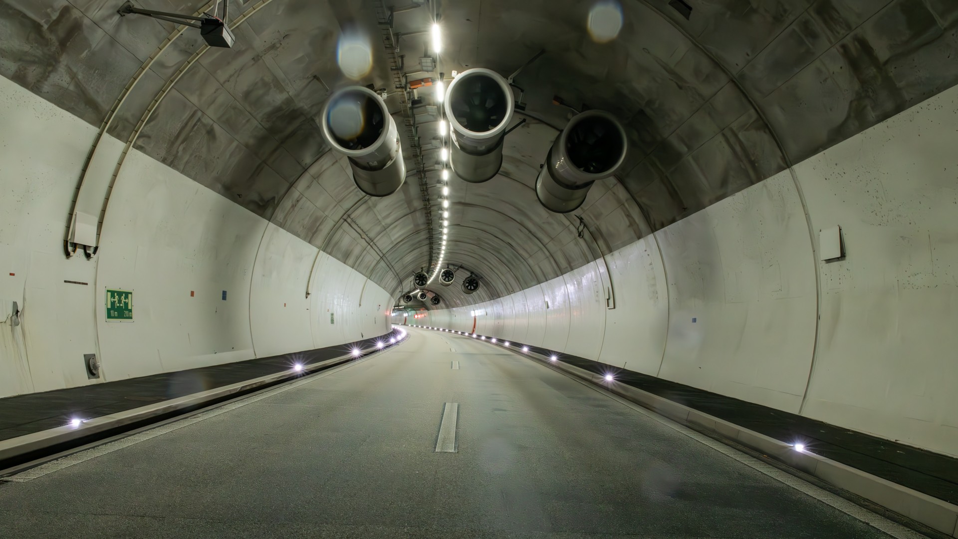 Blick in einen leeren Strassentunnel