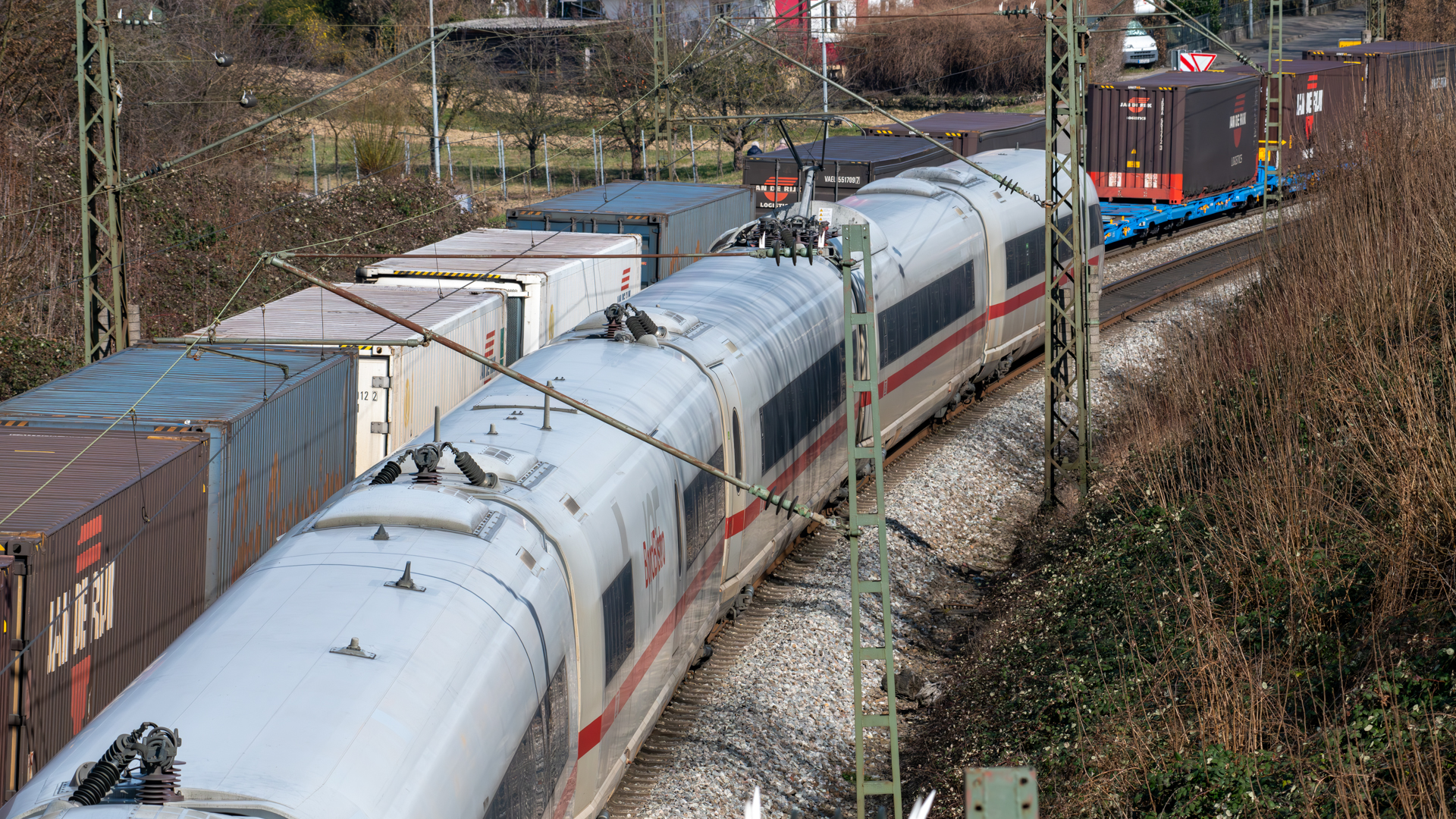Güter- und Personenzug auf Gleisanlagen eines Infrastrukturbetreibers
