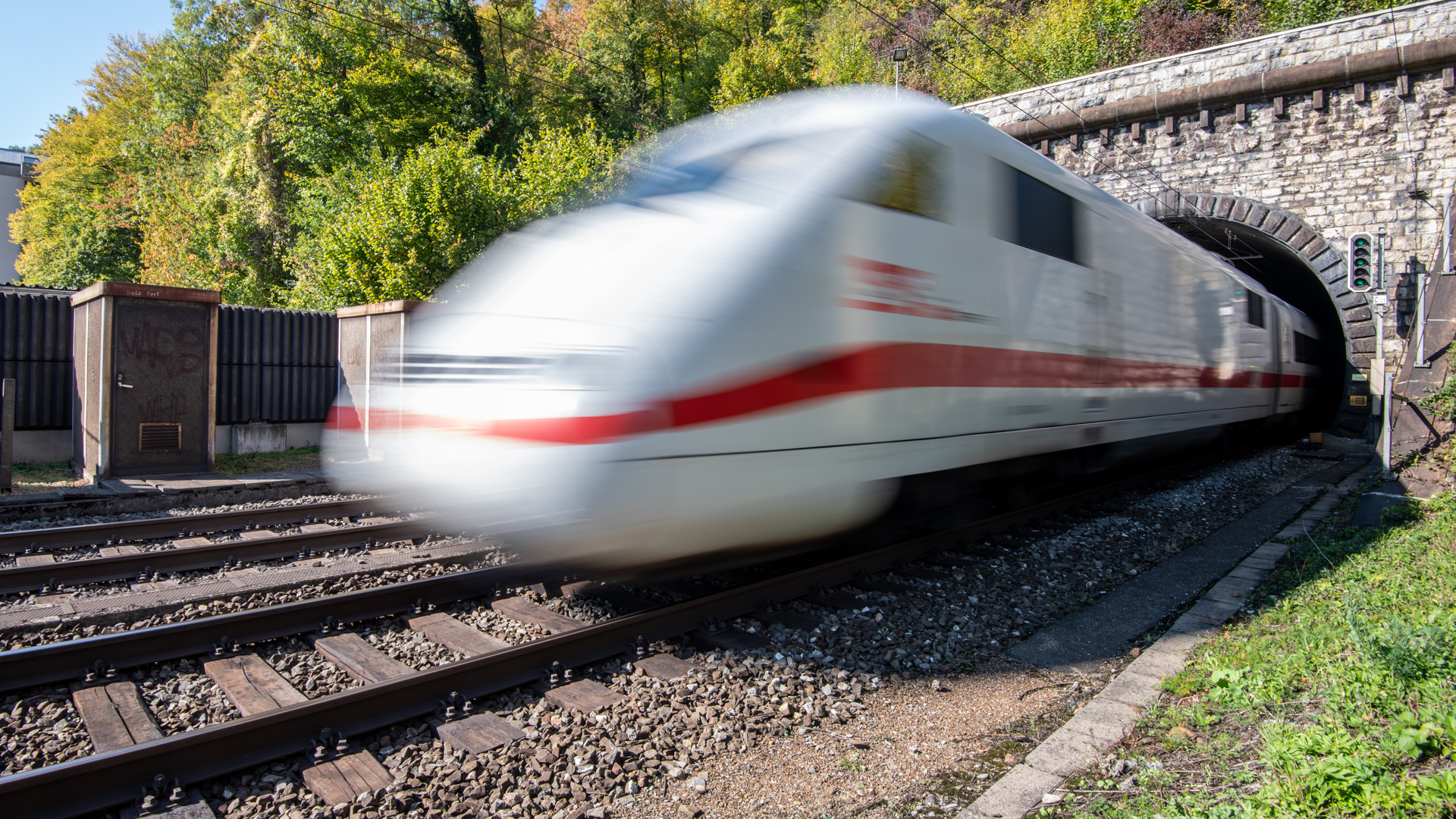 ICE bei der Ausfahrt aus einem Tunnel.